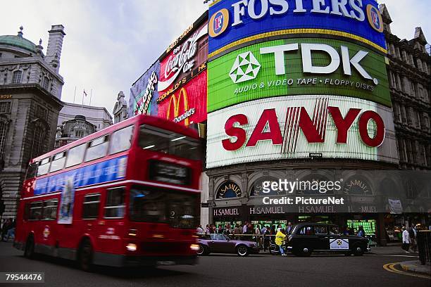 neon signs in piccadilly circus - picadilly imagens e fotografias de stock