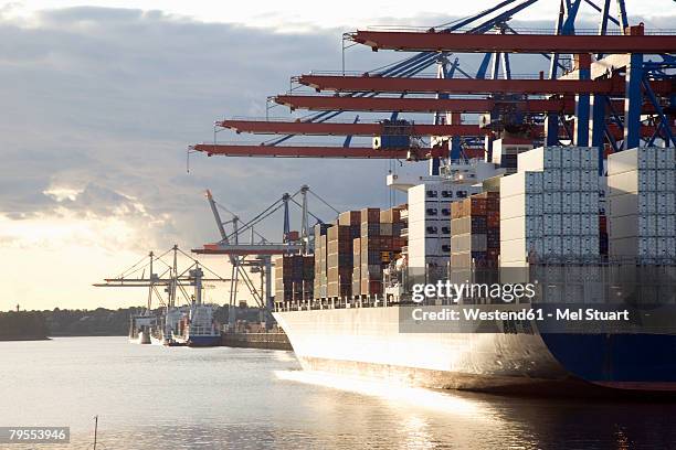 germany, hamburg, container ship in waltershofer hafen at burchardkai - hamburgo alemania fotografías e imágenes de stock