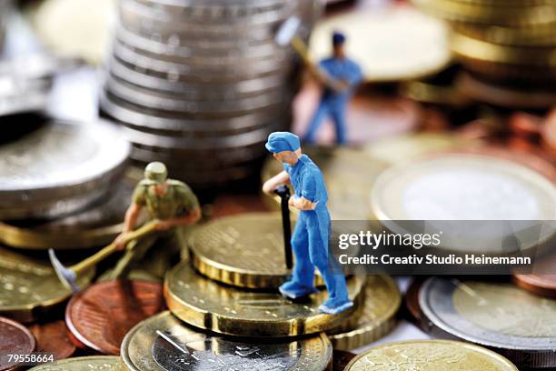 figurines digging money - valuta stock pictures, royalty-free photos & images