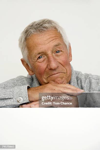 portrait of a senior man - cheveux court homme photos et images de collection