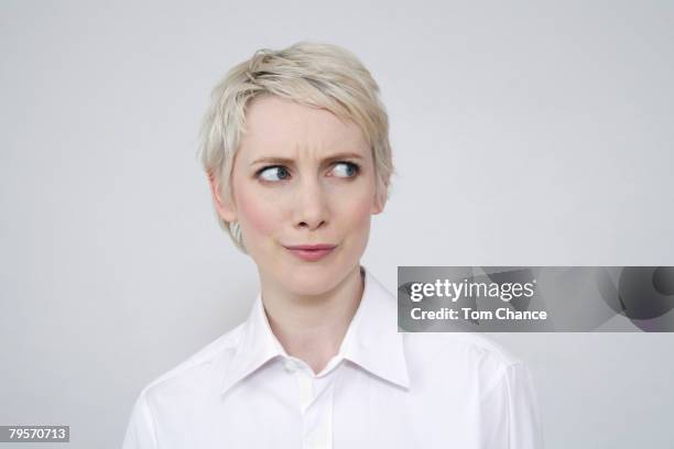 young woman frowning, portrait - ungläubigkeit stock-fotos und bilder