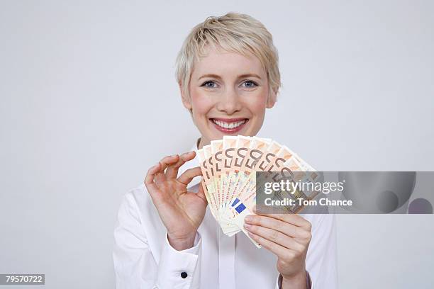 young woman holding money, portrait - billet de 50 euros photos et images de collection