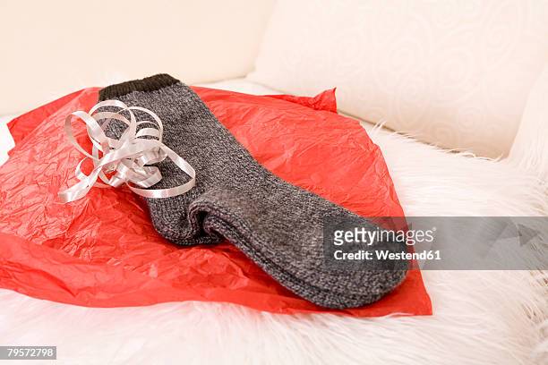 socks on wrapping paper - descalço - fotografias e filmes do acervo