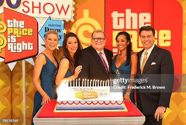 Models Rachel Reynolds, Brandi Sherwood, host Drew Carey, model Tomeka Nash and announcer Rich Fields pose during his 100th Episode of "The Price Is...