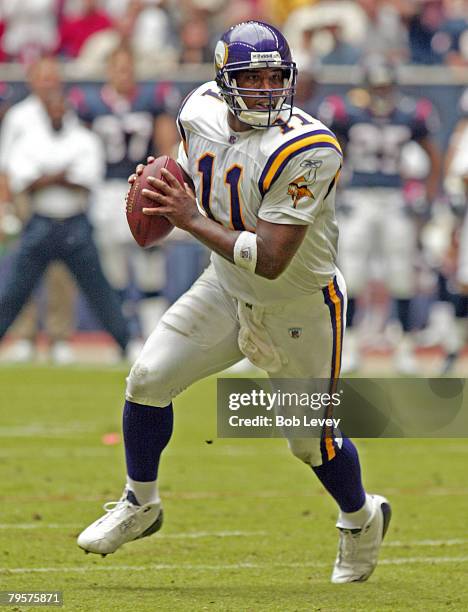 Minnesota Vikings quarterback Daunte Culpepper looks for an open receiver during first half action against the Houston Texans defense.The Vikings...