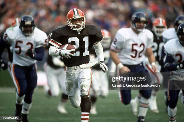 Punt returner Eric Metcalf of the Cleveland Browns returns a punt against the Chicago Bears at Municipal Stadium on November 29, 1992 in Cleveland,...