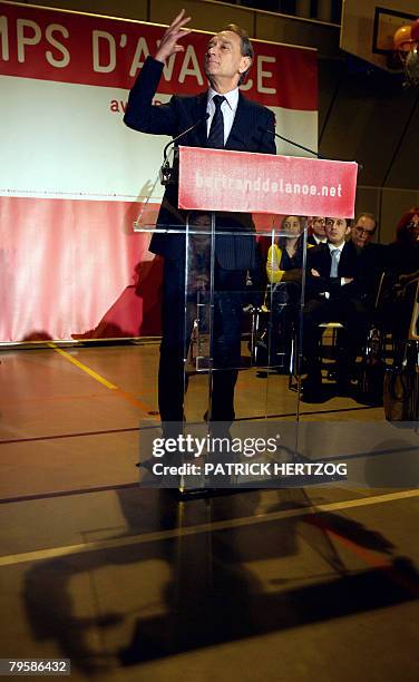 Le maire de Paris Bertrand Delano? prononce un discours lors d'un meeting de soutien ? Anne Hidalgo, candidate ? la mairie du 15e arrondissement de...