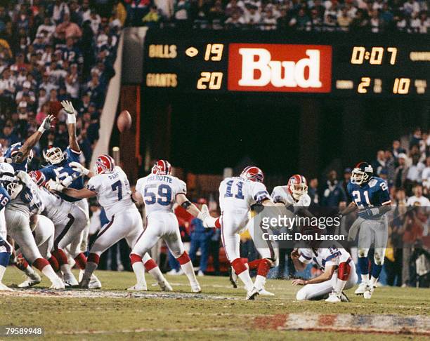 Buffalo Bills kicker Scott Norwood watches as his potentially game-winning kick sails wide right in Super Bowl XXV, a 20-19 loss to the New York...