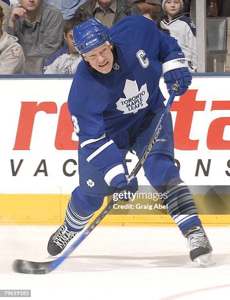 Mats Sundin of the Toronto Maple Leafs shoots the puck during game action against the Florida Panthers February 5, 2008 at the Air Canada Centre in...