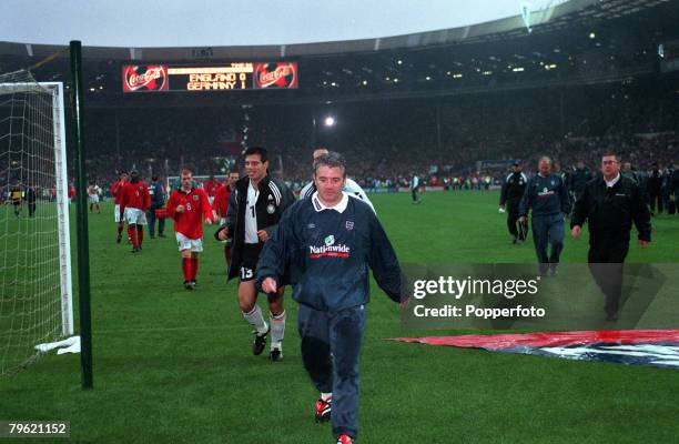 Football, World Cup Qualifier, Wembley Stadium, London, 7th, October 2000, England 0 v Germany 1, A downhearted England Coach, Kevin Keegan leaves...