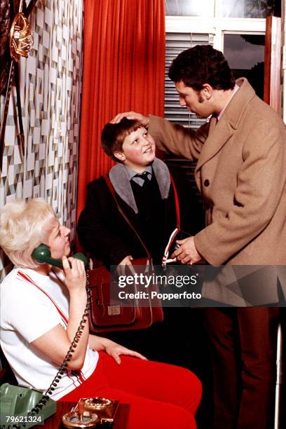 Picture of Welsh singer Tom Jones at home with his wife Melinda Woodward and son Mark.