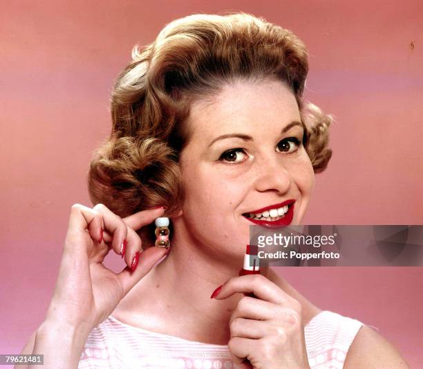 46 1950s Hair And Makeup Photos and Premium High Res Pictures - Getty Images