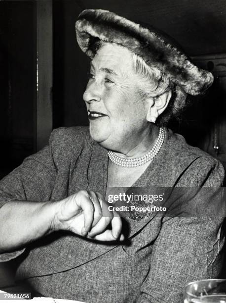 Literature, Personalities, pic: 1957, English crime writer Agatha Christie at a party to celebrate the 1998th stage performance of "The...