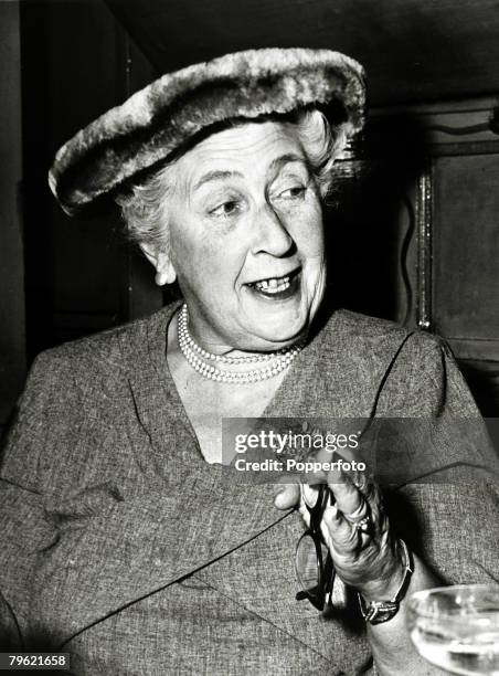 Literature, Personalities, pic: 1957, English crime writer Agatha Christie at a party to celebrate the 1998th stage performance of "The...