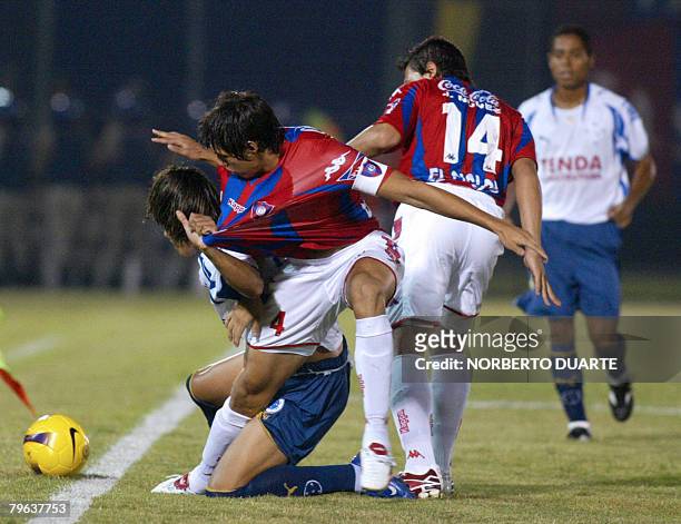 Marcelo Martins of Cruzeiro of Brazil vies for the ball with Nelson Cabrera and Jorge Nu?ez of Cerro Porte?o of Paraguay during their 2008...
