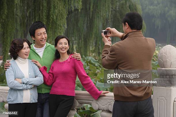 a family pose for photos together while on vacation - 2be3 stock pictures, royalty-free photos & images