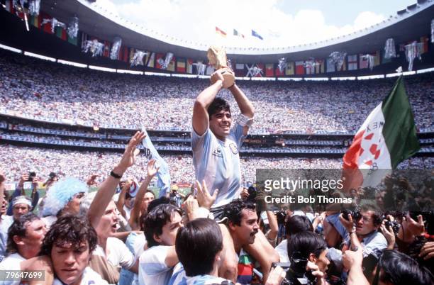Sport, Football 1986 World Cup Final, Azteca Stadium, Mexico, 29th June Argentina 3 v West Germany 2, Argentina's Diego Maradona proudly holds aloft...
