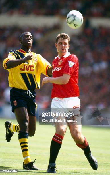 Charity Shield at Wembley, Manchester United v Arsenal, Arsenal's Kevin Campbell contests a high ball with Manchester United defender Gary Pallister