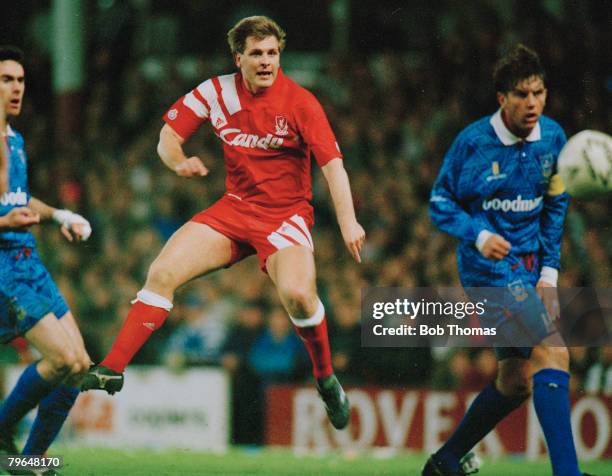 April 1992, FA, Cup Semi Final Replay, Liverpool 0 v Portsmouth 0, a,e,t, Liverpool's Jan Molby fires in a shot, Jan Molby a Danish international...