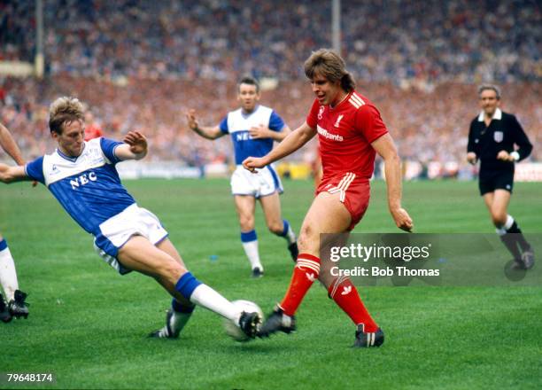 10th May 1986, FA, Cup Final at Wembley, Everton 1 v Liverpool 3, Liverpool's Jan Molby, right, plays the ball past Everton's Gary Stevens, in the...