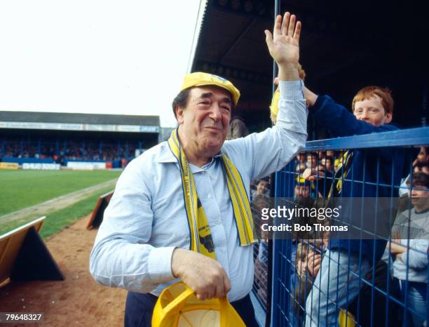 5th May 1986, Division 1, Oxford United's Chairman Robert Maxwell tours the Manor Ground to meet the fans