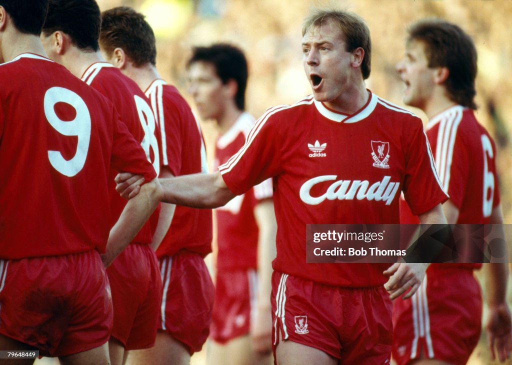 BT Sport, Football, pic: 29th January 1989, FA, Cup 4th Round, Millwall 0 v Liverpool 2, Liverpool's Steve McMahon organises the defensive wall, Steve McMahon, Liverpool, played for the club 1985-1991 and won 17 England international caps between 1988-1991