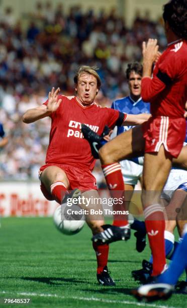 7th May 1990, FA, Charity Shield at Wembley, Liverpool v Everton, Liverpool's Steve McMahon stretching for the ball, Steve McMahon, Liverpool, played...