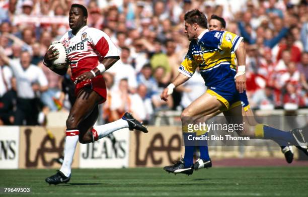 Sport, Rugby League, pic: 30th April 1994, Silk Cut Cup Final at Wembley, Leeds 16 v Wigan 26, Wigan's Martin Offiah races away with the ball on a...
