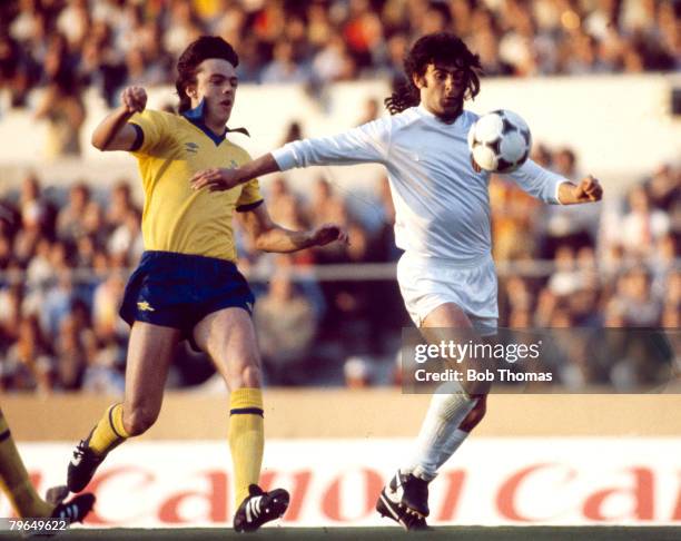 14th May 1980, European Cup Winners Cup Final, Brussels, Valencia 0 v Arsenal 0, a,e,t, Valencia won on penalties, Valencia's Mario Kempes challenged...