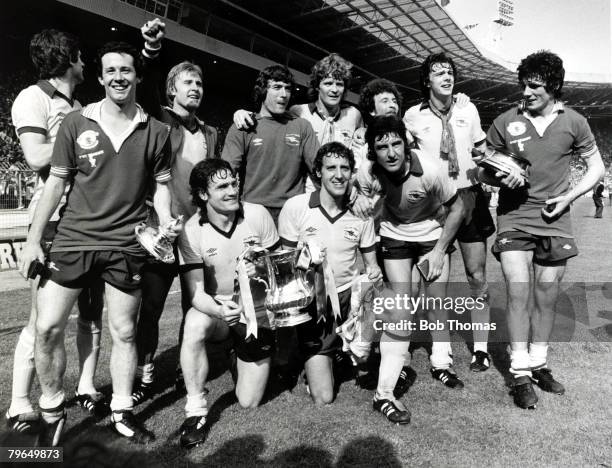 Sport, Football, 1979 F,A, Cup Final at Wembley, Arsenal 3, v Manchester United 2, Arsenal winning team pictured after the game with the trophy,...