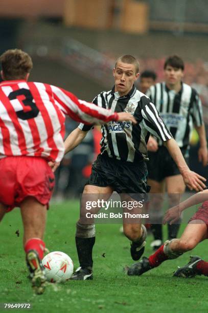 Division 1, Newcastle United v Sunderland, Newcastle United's Lee Clark takes on the Sunderland defence