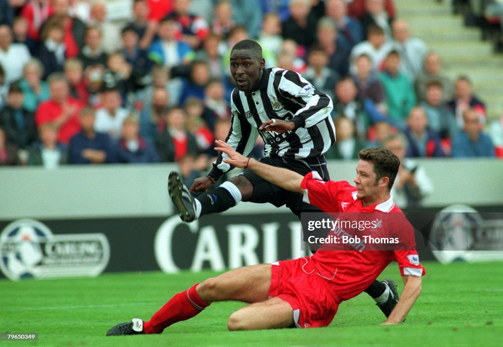 Sport, Football, pic: 1993, Newcastle United striker Andy Cole shoots past Swindon Town