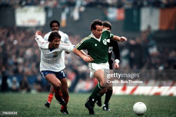 Sport, Football, World Cup Qualifier, Dublin, 14th October 1981, Republic of Ireland 3 v France 2, Ireland's Liam Brady is chased by Rene Girard of...