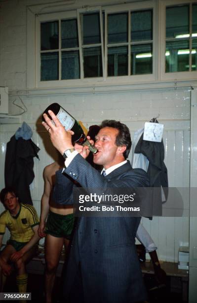 Sport, Football, League Division Two, 15th May 1982, Sheffield Wednesday 2 v Norwich City 1, Norwich City Manager Ken Brown celebrates with champagne...