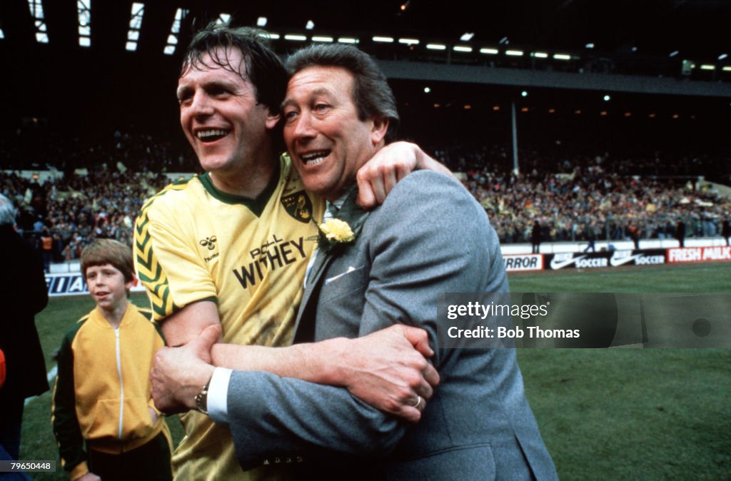 Sport, Football, Milk Cup Final, Wembley, 24th March 1985, Norwich City 1 v Sunderland 0, Norwich City Manager Ken Brown celebrates victory with player Mike Channon