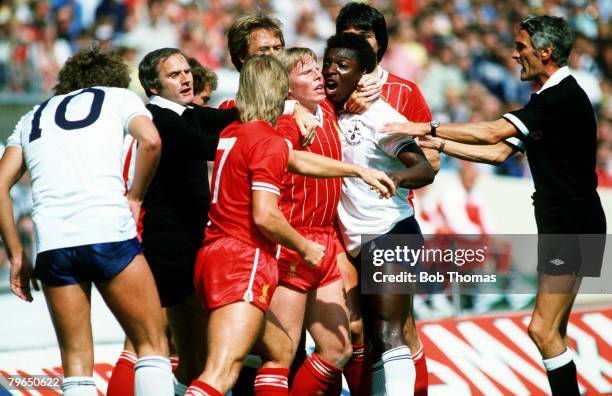 Sport, Football, 1982 F,A,Charity Shield at Wembley, Tottenham Hotspur v Liverpool, Tottenham Hotspur's Garth Crooks has to be restrained in an angry...