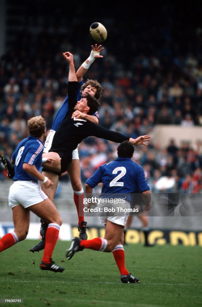 Sport, Rugby Union International, Toulouse, 8th November 1986, France 7 v New Zealand 19, New Zealand's Mike Brewer jumps for a line-out with Eric Champ of France