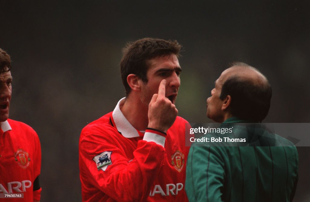 Sport, Football, FA Premier League, 26th December 1992, Sheffield Wednesday 3 v Manchester United 3, Manchester United's Eric Cantona argues with an official