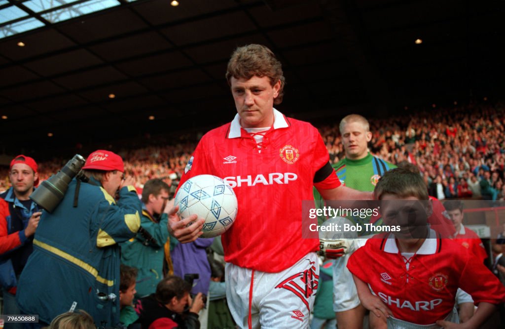 Sport, Football, FA Premier League, 3rd May 1993, Manchester United 3 v Blackburn Rovers 1, Manchester United captain Steve Bruce leads out his team as champions for the first time in 26 years