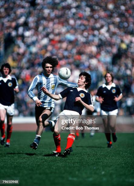 Sport, Football, International Friendly, Hampden Park, 2nd June 1979, Scotland 1 v Argentina 3, Scotland's George Burley is chased by Argentina's...