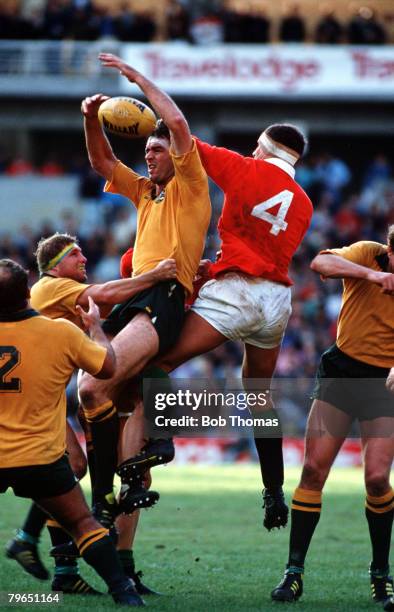 Sport, Rugby Union, Sydney, 15th July 1989, Australia 18 v British Lions 19, Australia's Bill Campbell outjumps Paul Ackford of the British Lions in...