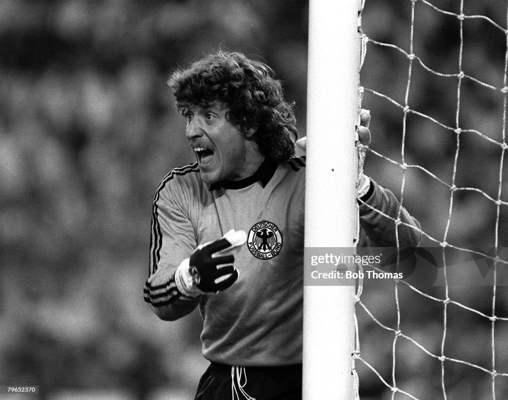 Football, 1982 World Cup Finals, Second Phase, Group B, Madrid, Spain, 2nd July 1982, West Germany 2 v Spain 1, West Germany's goalkeeper Harald Schumacher shouting instructions