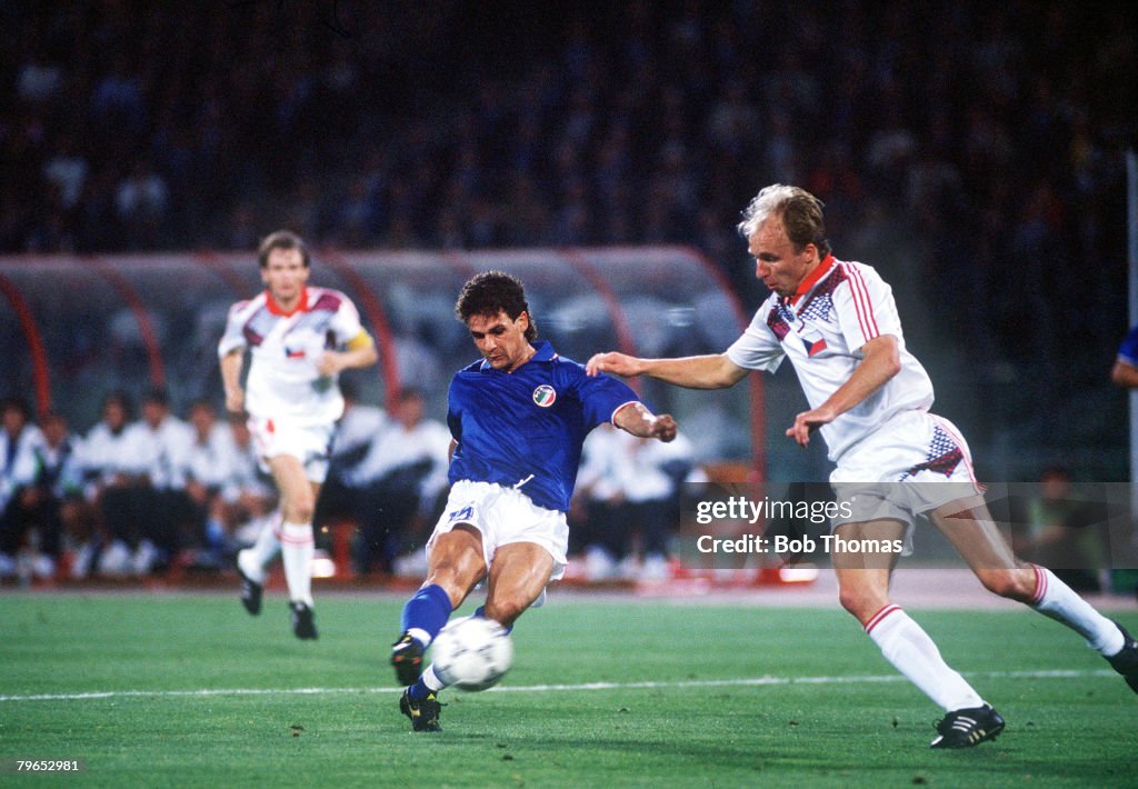 1990 World Cup Finals, Rome, Italy, 19th June, 1990, Italy 2 v Czechoslovakia 0, Italy's Roberto Baggio on his way to scoring his side's second goal