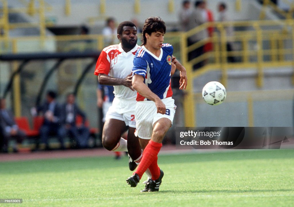 1990 World Cup Finals, Bologna, Italy, 19th June, 1990, Yugoslavia 4 v United Arab Emirates 1, UAE's Khaleel Mubarak challenges Yugoslavia's Darko Pancev for the ball