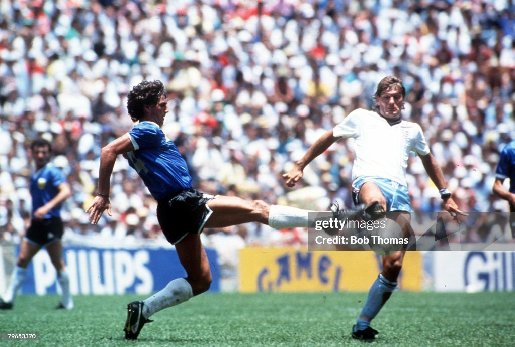 1986 World Cup Quarter Final, Azteca Stadium, Mexico, 22nd June, 1986, Argentina 2 v England 1, England's Glenn Hoddle stretches for the ball with Argentina's Ricardo Giusti