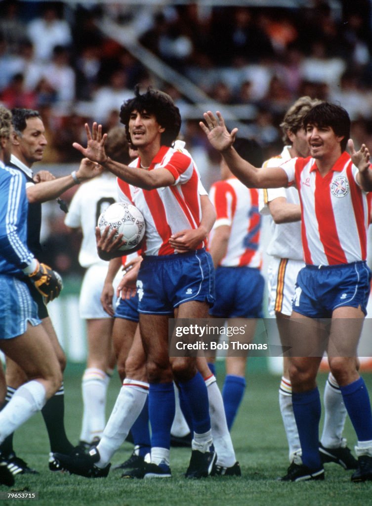1986 World Cup Finals, Toluca, Mexico, 11th June, 1986, Belgium 2 v Paraguay 2, Paraguay's Cesar Zabala and Alfredo Mendoza confront Belgia goalkeeper Jean Marie Pfaff
