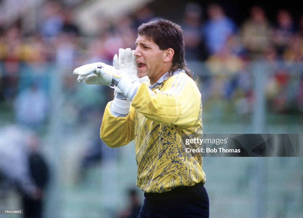 1990 World Cup Finals, Florence, Italy, 10th June, 1990, Czechoslovakia 5 v USA 1, USA's goalkeeper Tony Meola shouting instructions to his defenders