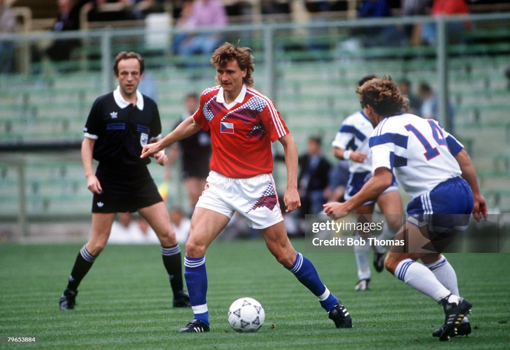 1990 World Cup Finals, Florence, Italy, 10th June, 1990, Czechoslovakia 5 v USA 1, Czechoslovakia's Lubos Kubik takes on the USA defence