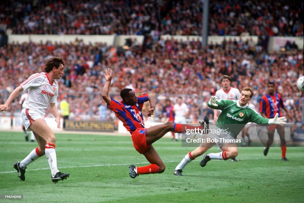 Football, 12th May, 1990, FA Cup Final, Wembley Stadium, London, Manchester United 3 v Crystal Palace 3, Crystal Palace's Ian Wright scores his side's third goal
