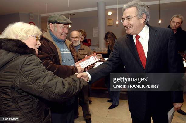 Le maire socialiste d'Angers, Jean-Claude Antonini, candidat ? sa propre succession aux ?lections municipales de mars prochain salue des...